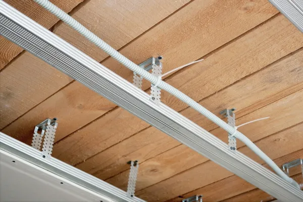 Nuevo cableado eléctrico en un techo suspendido — Foto de Stock