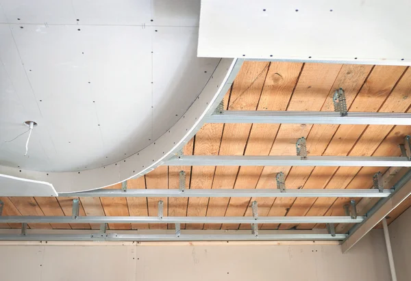 Plafond suspendu, composé de plaques de plâtre — Photo