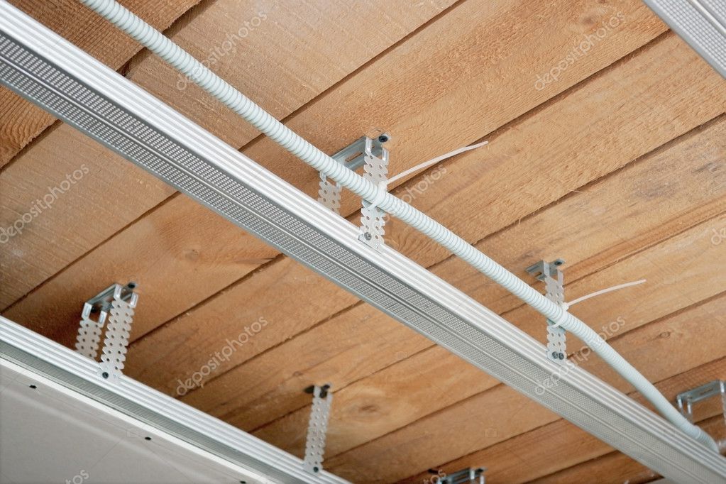 Nuovo impianto elettrico in un controsoffitto — foto stock ... Impianto elettrico controsoffitto