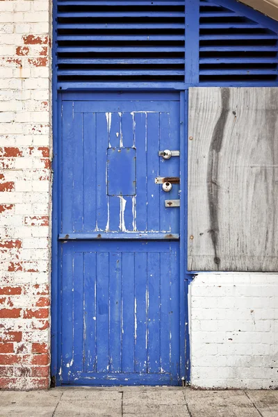 Старий блакитний двері — стокове фото