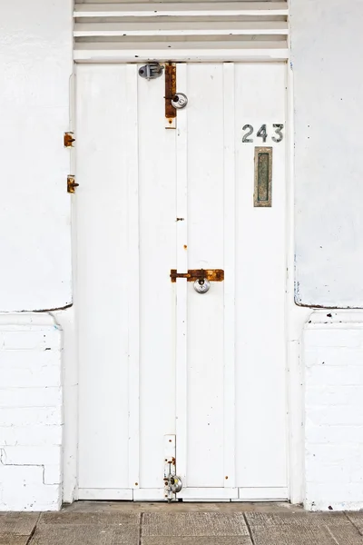 Gammal vit dörr — Stockfoto