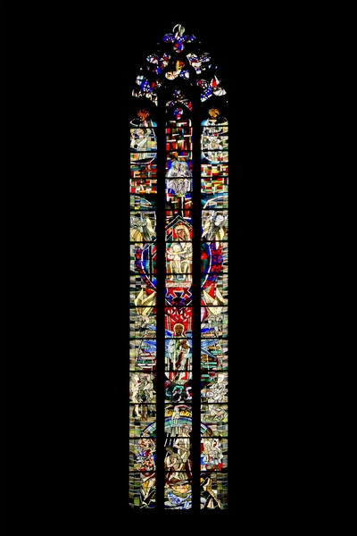Окно готической церкви — стоковое фото