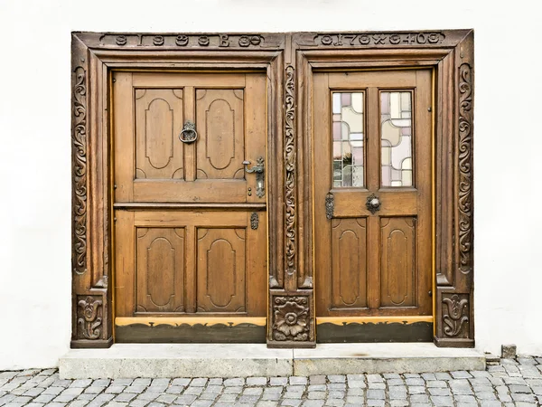 Drzwi drewniane w ulm Niemcy — Zdjęcie stockowe