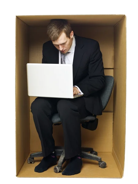 Affärsman i en tight kontor — Stockfoto