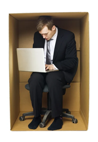Empresário em um escritório apertado — Fotografia de Stock