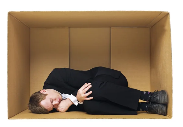 Dormir em uma caixa de papelão — Fotografia de Stock