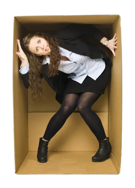 Mulher em uma caixa de papelão — Fotografia de Stock