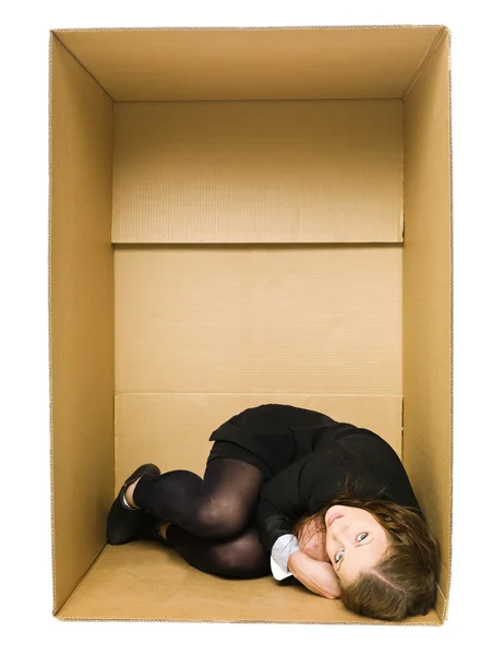 Vrouw in een kartonnen doos — Stockfoto