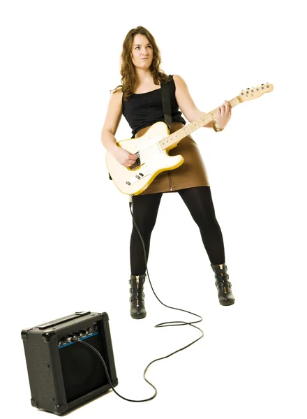 Vrouw die gitaar speelt — Stockfoto