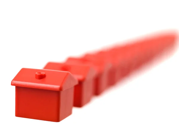 Rode speelgoed huis in een rij — Stockfoto