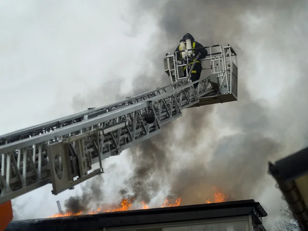 Feuerwehrmann im Einsatz — Stockfoto