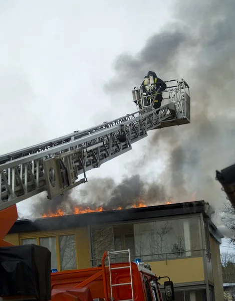 Pompiere al lavoro — Foto Stock