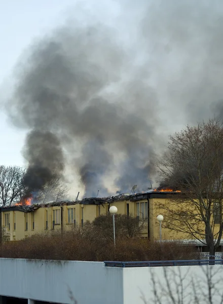 El bloque de apartamentos está en llamas — Foto de Stock