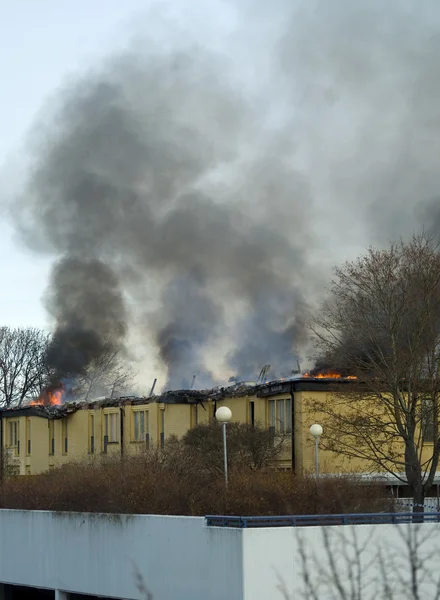 Appartementenblok is in brand — Stockfoto