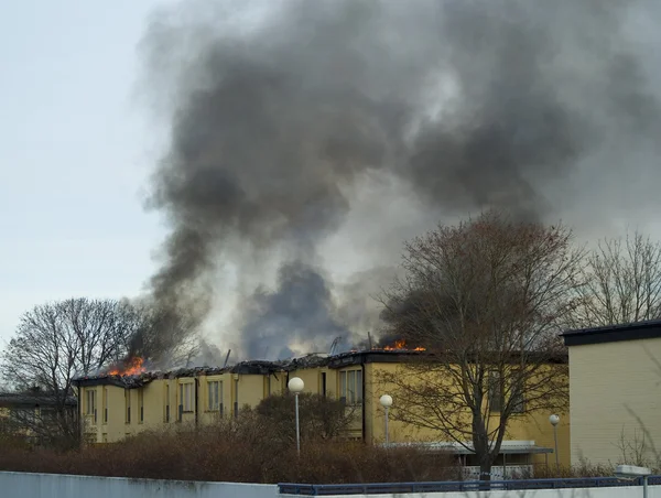 Flerfamiljshus brinner — Stockfoto
