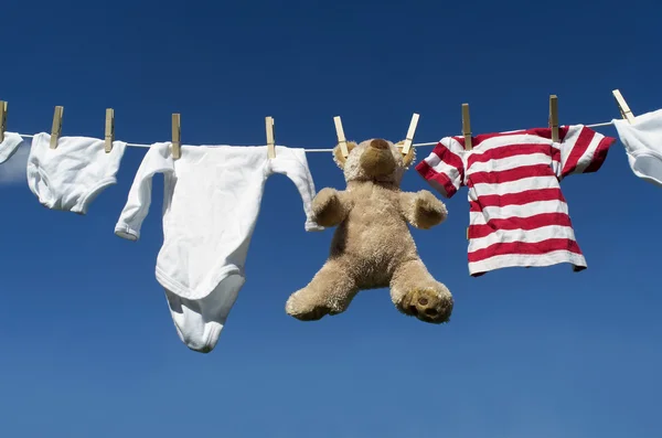 Baby kleding op een waslijn — Stockfoto