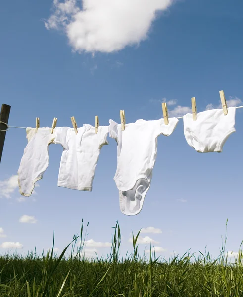 Kojenecké oblečení na prádelní šňůru — Stock fotografie