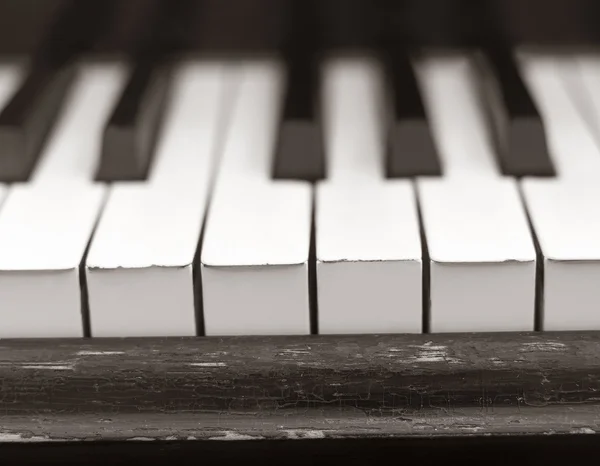 Versleten piano — Stockfoto