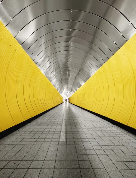 Желтый туннель — стоковое фото