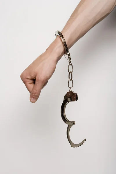 Человек в наручниках — стоковое фото