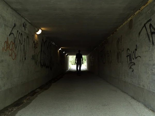 Man in tunnel — Stockfoto