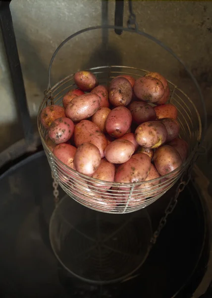 籠の中のジャガイモ — ストック写真