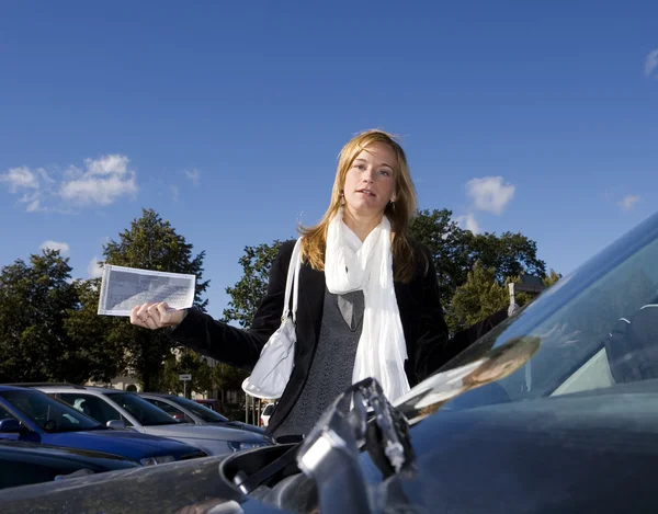 Mulher e bilhete de estacionamento — Fotografia de Stock
