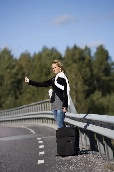 Kobieta autostopem — Zdjęcie stockowe
