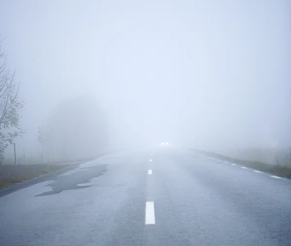 Estrada de nevoeiro — Fotografia de Stock