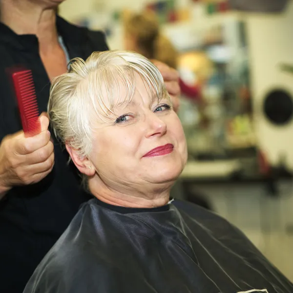 Mulher e cabeleireiro — Fotografia de Stock