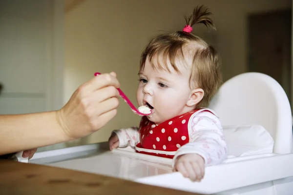Bébé fille manger — Photo