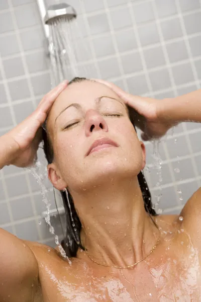 Mujer en la ducha —  Fotos de Stock