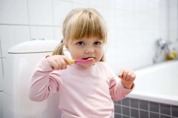 Bebé cepillarse los dientes —  Fotos de Stock