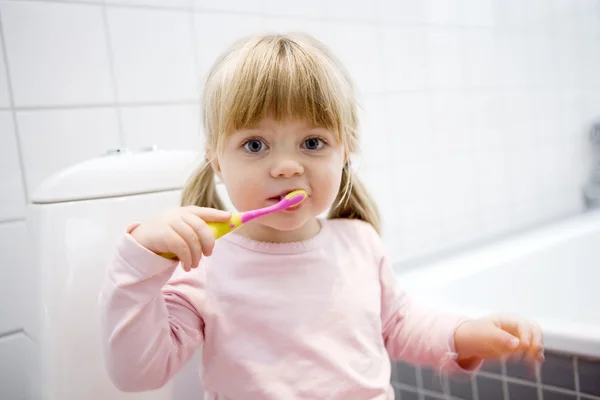Dítě čistit zuby — Stock fotografie