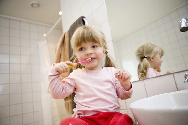 Чищення зубів дитини — стокове фото