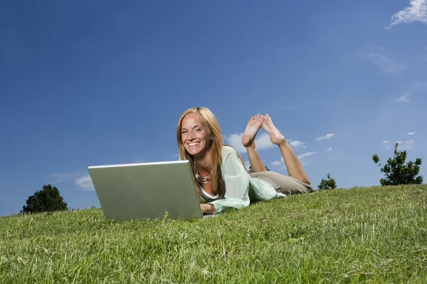 Vrouw met computer — Stockfoto