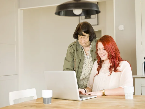 Women with computer — Stock Photo, Image