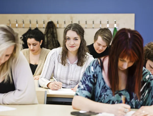 Unga vuxna som studerar — Stockfoto