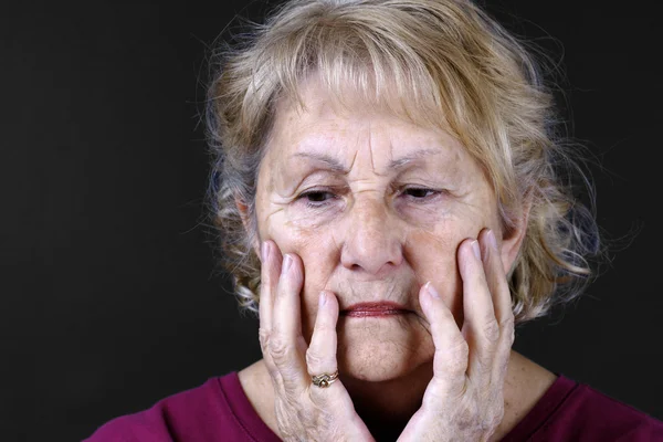 Gedetailleerde portret van een triest senior vrouw — Stockfoto