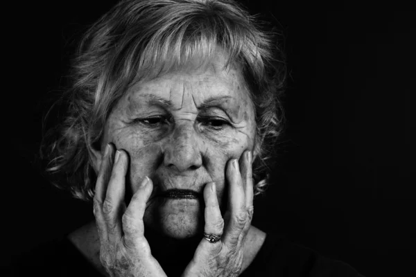 Черно-белый портрет пожилой женщины — стоковое фото