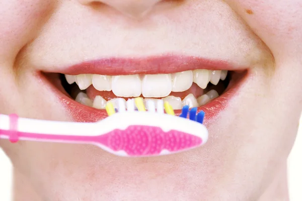 Mujer joven cepillándose los dientes —  Fotos de Stock