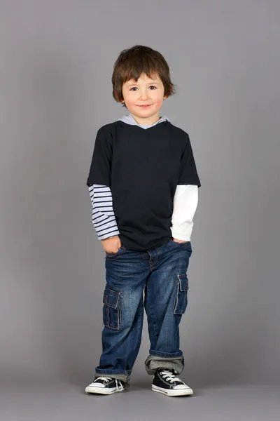 Мальчик с руками в карманах — стоковое фото