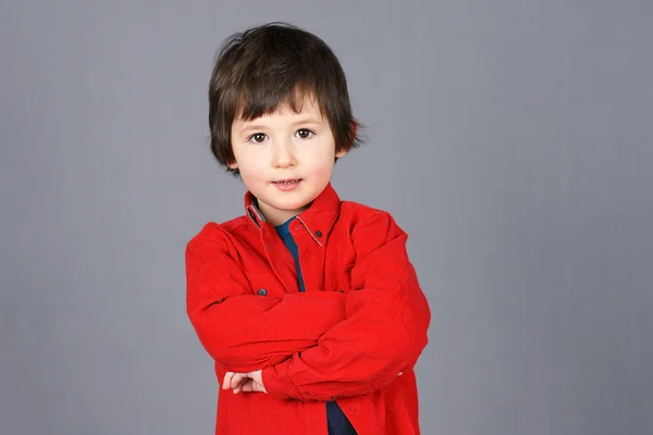 Мальчик в красном со скрещенными руками — стоковое фото