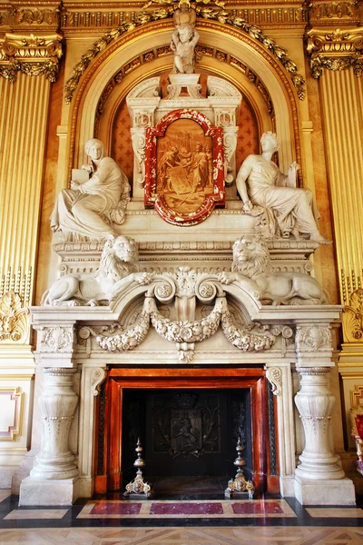 Luxurious marble fireplace — Stock Photo, Image
