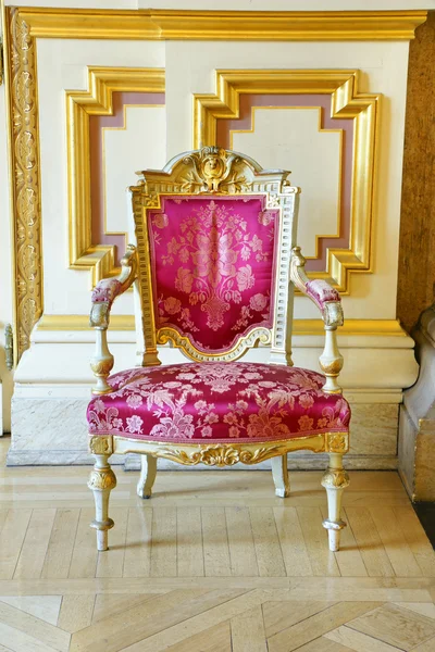 Sztuka różowego jedwabiu i złota rama krzesła — Zdjęcie stockowe