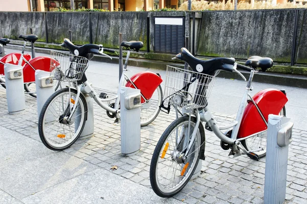 Cyklar att hyra på deras station — Stockfoto
