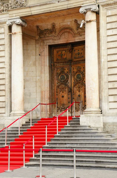 Červený koberec na schody — Stock fotografie