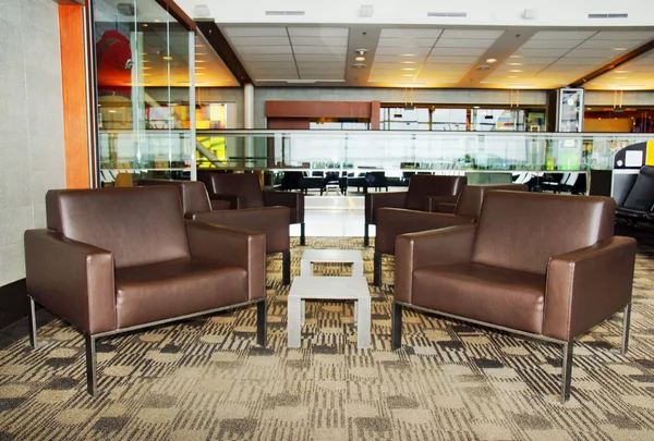 Assentos e mesas no aeroporto — Fotografia de Stock