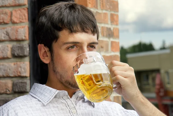 Chico joven bebiendo cerveza — Stockfoto