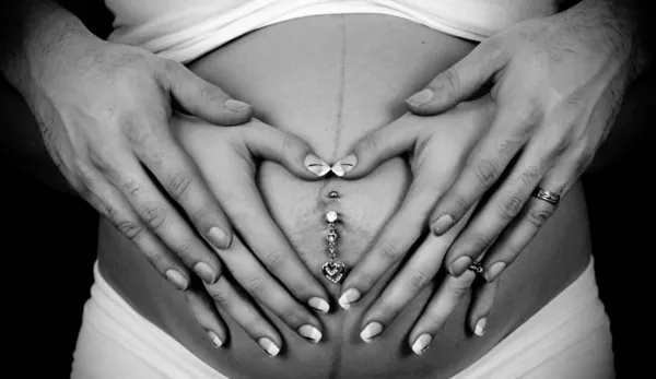 Las formas del corazón sobre el vientre embarazada — Foto de Stock